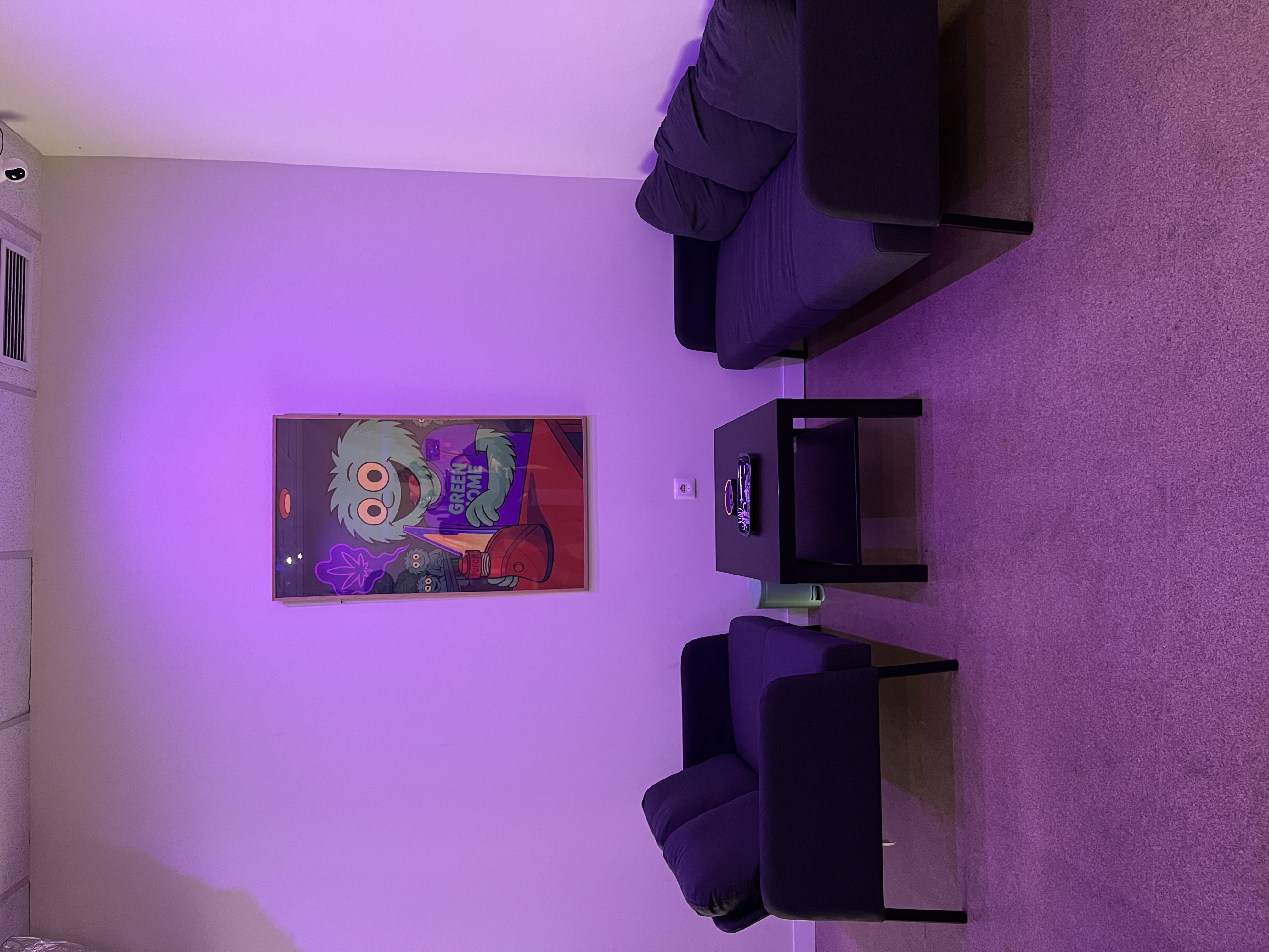 Uno de los Green Domie OGs probando el puffco.